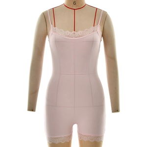 Vue détaillée du body rose avec bordure en dentelle florale et fines bretelles