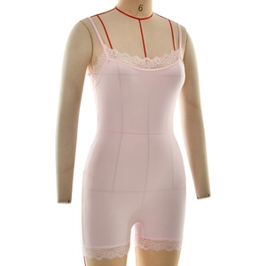 Détail de la dentelle rose délicate sur l'encolure de ce body de yoga ajusté sexy