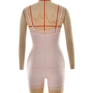 Détail du dos d'un body rose en dentelle avec bretelles réglables sur mannequin