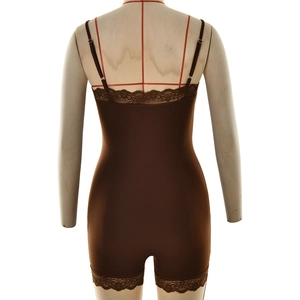 Détail arrière d'un body gainant marron foncé avec bordure en dentelle sur mannequin