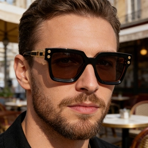 Gros plan sur les charnières dorées de lunettes de soleil polarisées noires pour hommes