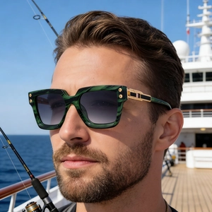 Détail de lunettes de soleil polarisées marbre vert avec charnières en métal doré