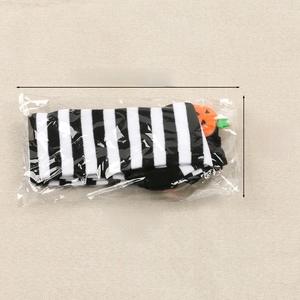 Packaging dimensions of Halloween black and white striped socks with pumpkin detail