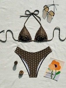 Bikini marrone a pois con top allacciato al collo e slip a vita alta su tessuto materico