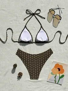 Bikini marrone a pois con imbottiture rimovibili su sfondo beige testurizzato