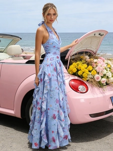 Florales Neckholder-Maxikleid mit Volantsaum an einem Oldtimer am sonnigen Strand