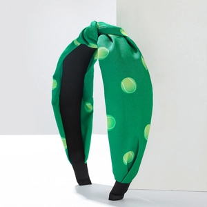 Bandeau à nœud vert avec imprimé tennis présenté sur un support géométrique blanc pur