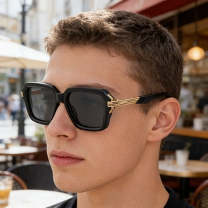 Lunettes de soleil carrées noires pour hommes avec branches dorées au design élégant