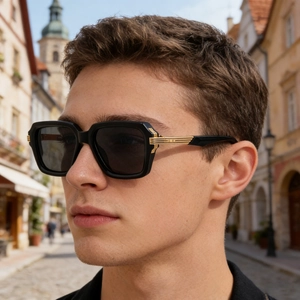 Détail de lunettes de soleil carrées noires pour hommes avec branches dorées gravées