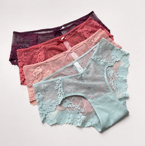 Dettaglio di confezione da quattro slip in pizzo in vari colori con fiocco decorativo