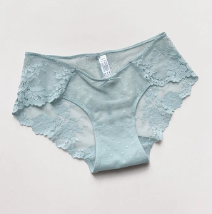 Dettaglio degli slip in pizzo azzurro con rete a pois e un fiocco di nastro centrale
