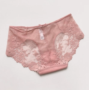 Dettaglio di mutandine in pizzo rosa con ricamo floreale e un piccolo fiocco