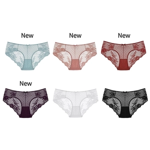 Set di sei slip a vita bassa in pizzo in vari colori con ricami floreali e fiocchi