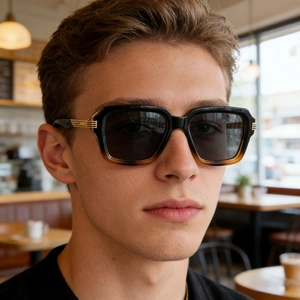Nahaufnahme der quadratischen Polarisations-Sonnenbrille mit bernsteinfarbenem Farbverlauf
