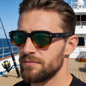 Gros plan de lunettes de soleil polarisées avec monture écaille et verres verts sur un homme