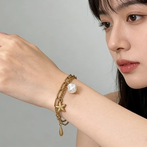 Bracelet double rang en acier inoxydable plaqué or 18K avec étoile de mer et perle