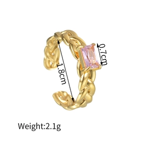 Dettaglio anello intrecciato dorato con pietra rosa rettangolare e diametro interno di 1,8 cm