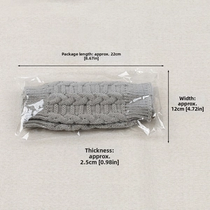 Close-up of grey cable-knit fingerless gloves with packaging dimensions 22x12x2.5cm