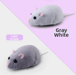 Dettaglio del giocattolo a forma di topo in peluche grigio-bianco e viola chiaro