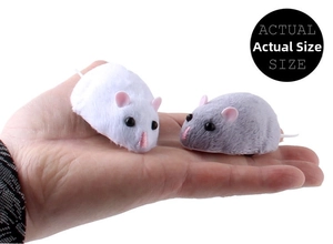 Primo piano della dimensione reale dei topi di peluche grigi e bianchi in mano