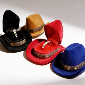 Detail van fluwelen cowboyhoed sieradendoosjes met pailletten voor ringen en oorbellen