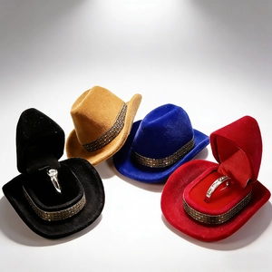 Detailopname van fluwelen cowboyhoed ringdoosjes met gedetailleerde metalen rand