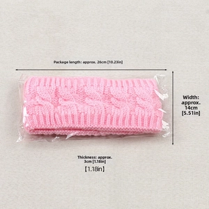 Pink chunky knit headband size details: 26cm length, 14cm width, and 3cm thickness