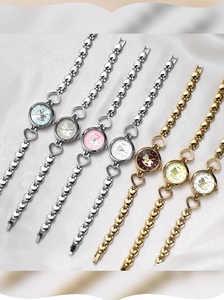 Vue détaillée de montres pour femmes avec bracelet en forme de cœur et cadrans colorés
