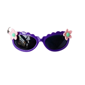 Süße Kinder Sonnenbrille in Lila mit rosa Blüten-Details und schwarzen Gläsern