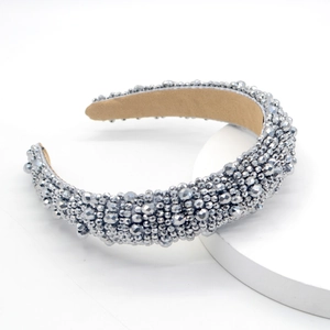 Dettaglio macro del cerchietto spesso argento con perle di cristallo tessute a mano