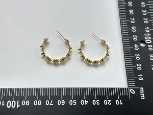Detail von 22mm 18K vergoldeten Edelstahl C-Ohrringen im floralen Design