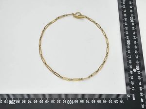 Détail du collier chaîne trombone plaqué or 18 carats avec fermoir à bascule et règle