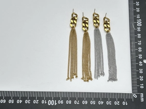 Dettaglio degli orecchini a nappa in oro 18 carats e argento con lunghe catene a frangia