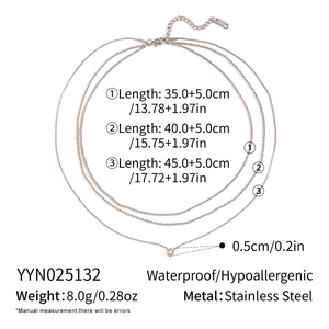 Vue détaillée du collier multicouche en acier inoxydable avec dimensions et pendentif