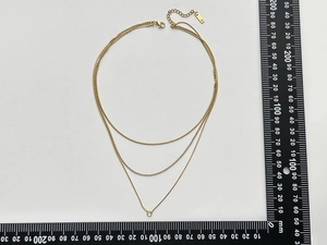 Vue détaillée des colliers multicouches plaqués or 18 carats avec pendentif en zircon