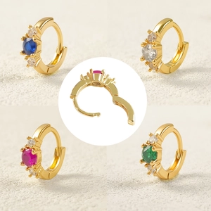 Detalle de pendientes de aro bañados en oro de 18K con gemas de colores y cierre seguro