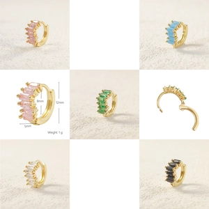 Detalle de los pendientes de aro dorados con circonitas de colores de corte rectangular