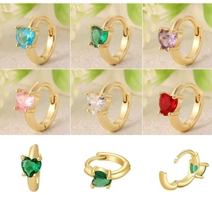 Detalle de pendientes de aro con cristal de corazón en seis colores con base de oro de 18 quilates