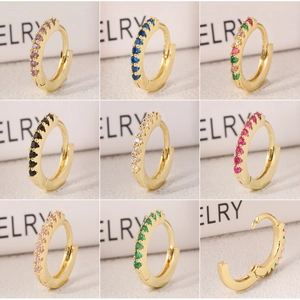 Set de ocho pendientes huggie con circonitas de colores y cierre de bisagra seguro