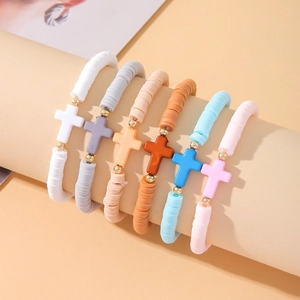Ensemble de bracelets bohème en perles Heishi avec breloques croix en six couleurs variées