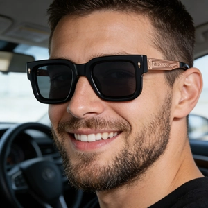 Nahaufnahme der polarisierten Sonnenbrille mit roségoldgeprägten Metallbügeln am Herrenmodell