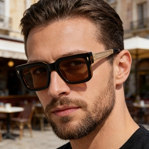 Detailansicht der retro quadratischen polarisierten Sonnenbrille für Herren mit Goldbügeln.