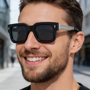 Detail der polarisierten Sonnenbrille mit silbernen Pfeilnieten und gravierten Bügeln