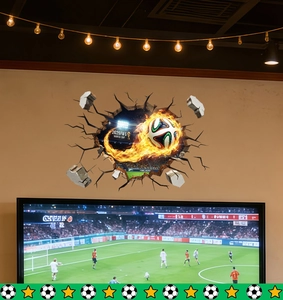Adesivo murale 3D con pallone da calcio in fiamme che attraversa il muro per i Mondiali 2026