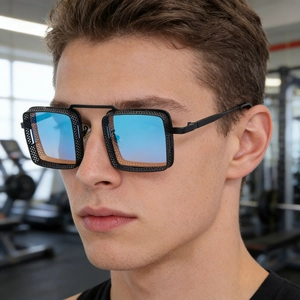 Gros plan de lunettes de soleil steampunk avec protections latérales et verres dégradés