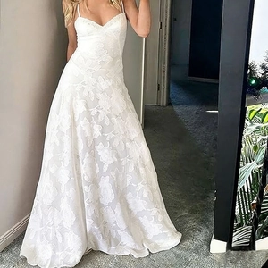 Détail de la dentelle florale blanche élégante sur une robe de soirée à col en V