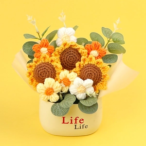 Bouquet de tournesols et marguerites tricotés main en pot crème pour décoration