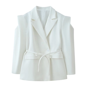 Dettaglio blazer bianco strutturato con spalle scoperte e cintura in vita coordinata