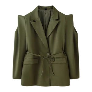 Dettaglio blazer verde oliva con spalle strutturate cut-out e cintura in vita