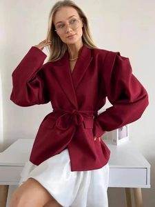 Blazer donna rosso scuro con maniche a sbuffo e cintura regolabile in vita